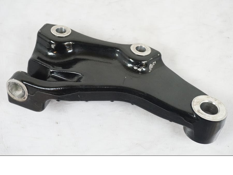 Framsidan på Bromsoksfäste från en Yamaha XVS 1100 -2004 motorcykel.