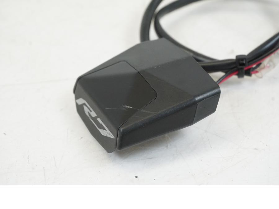 Snett uppifrån på Skyltbelysning från en Yamaha YZF R7 -2022 motorcykel.