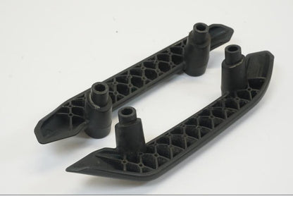 Snett nerifrån på Passagerarhandtag från en KTM 690 Enduro -2016 motorcykel.