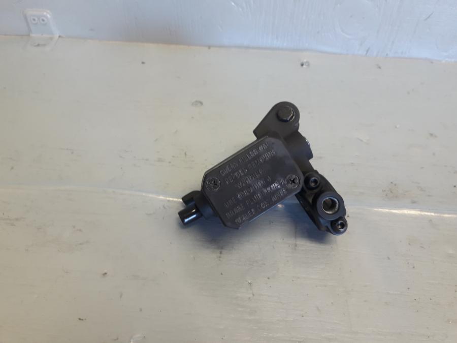 Framsidan på Bromshuvudcylinder från en Yamaha MT 125 -2017 motorcykel.