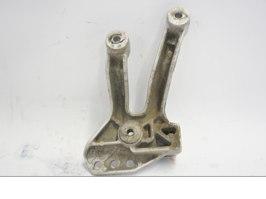 Baksidan på Fotpinnefäste från en Suzuki DL 1000 -2003 motorcykel.