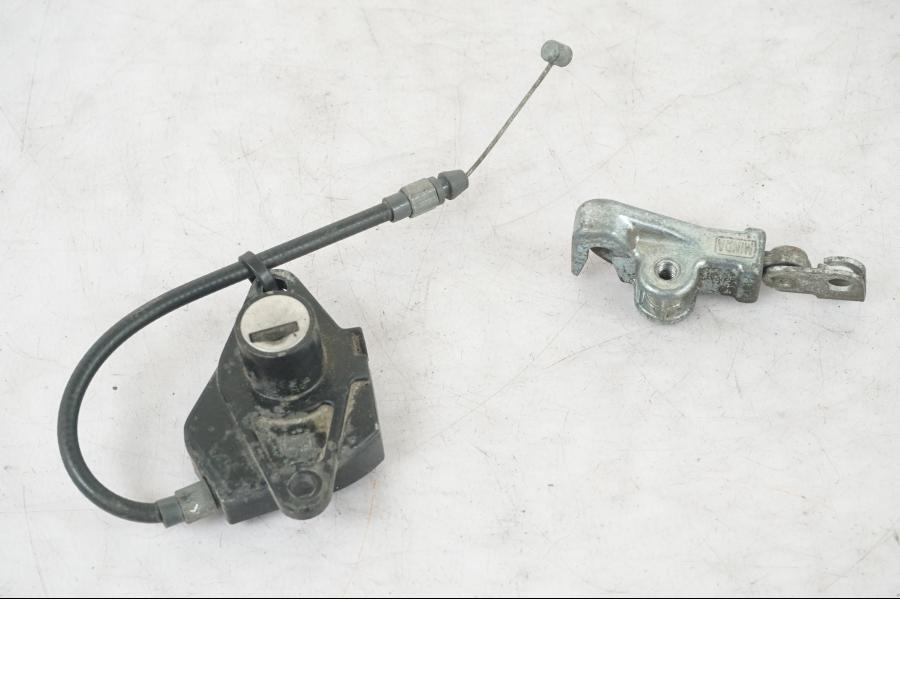 Framsidan på Sadellåsmekanism från en Triumph Tiger Explorer -2013 motorcykel.