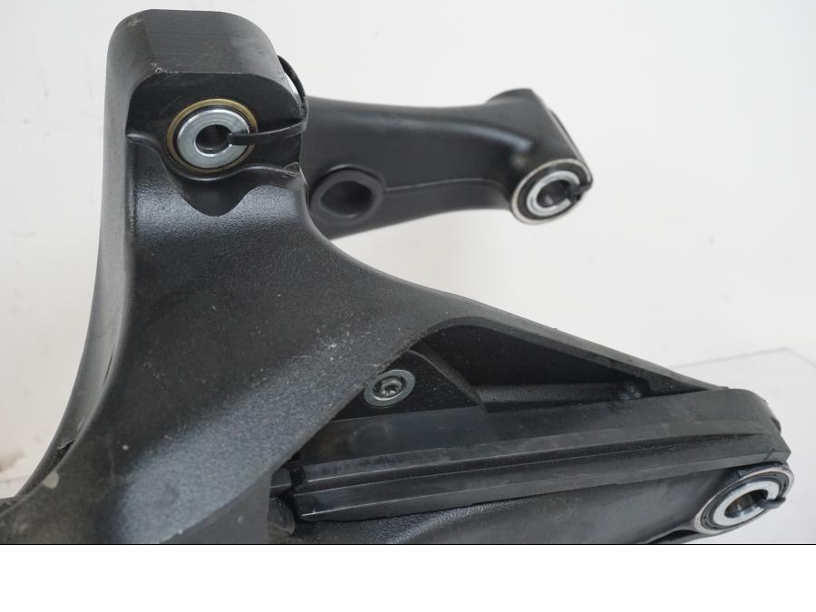 Extrabild6 på Sving från en KTM 1290 Super Duke R EVO -2023 motorcykel.