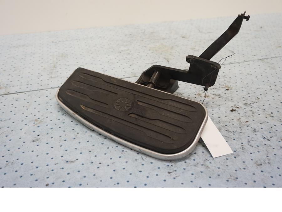 Framsidan på Fotplatta från en Yamaha XV 1600 -1999 motorcykel.