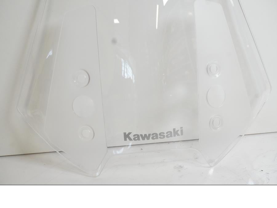 Baksidan på Vindruta från en Kawasaki Versys 1000 -2020 motorcykel.