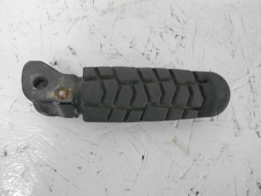 Framsidan på Fotpinne från en KTM 125 Duke -2015 motorcykel.