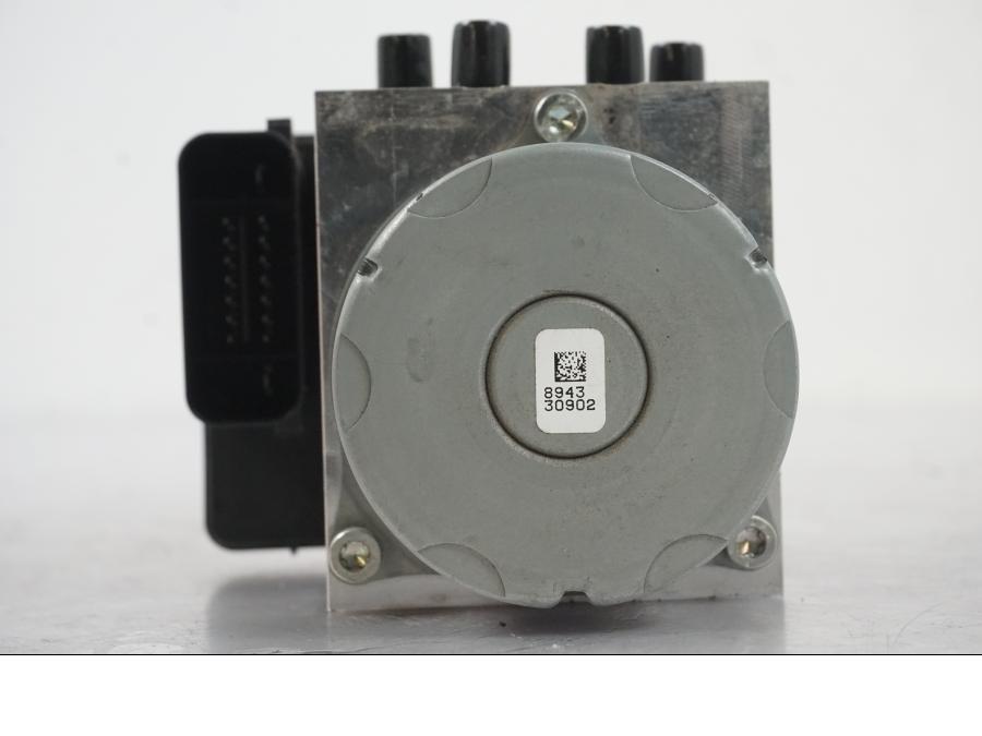 Baksidan på ABS Modulator från en BMW R 1250 GS -2021 motorcykel.