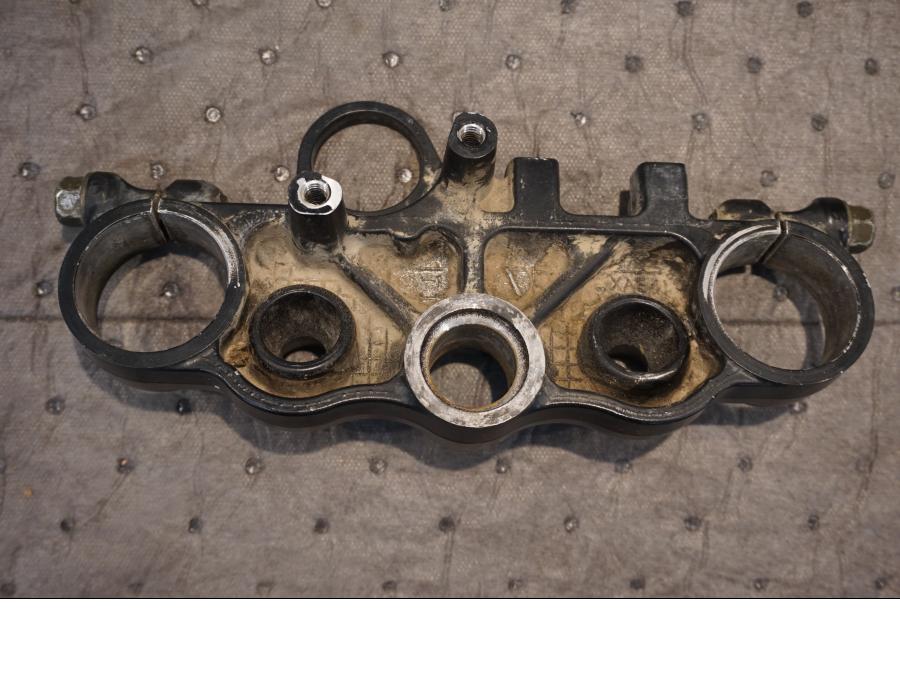 Baksidan på Gaffelkrona från en Suzuki DR 650 -1997 motorcykel.