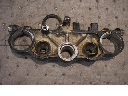 Baksidan på Gaffelkrona från en Suzuki DR 650 -1997 motorcykel.