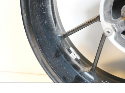 Snett nerifrån på Fälg från en Yamaha MT-09 Tracer -2016 motorcykel.