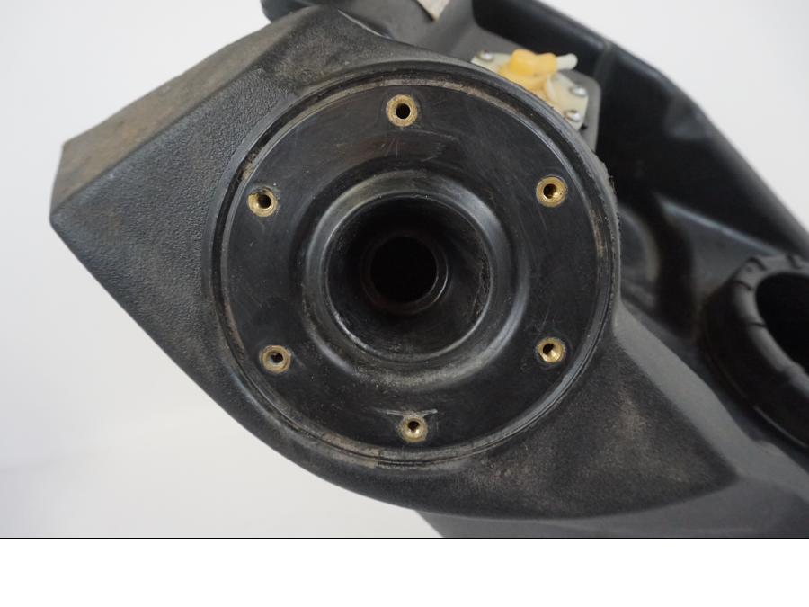 Baksidan på Bensintank från en BMW F 650 CS -2002 motorcykel.