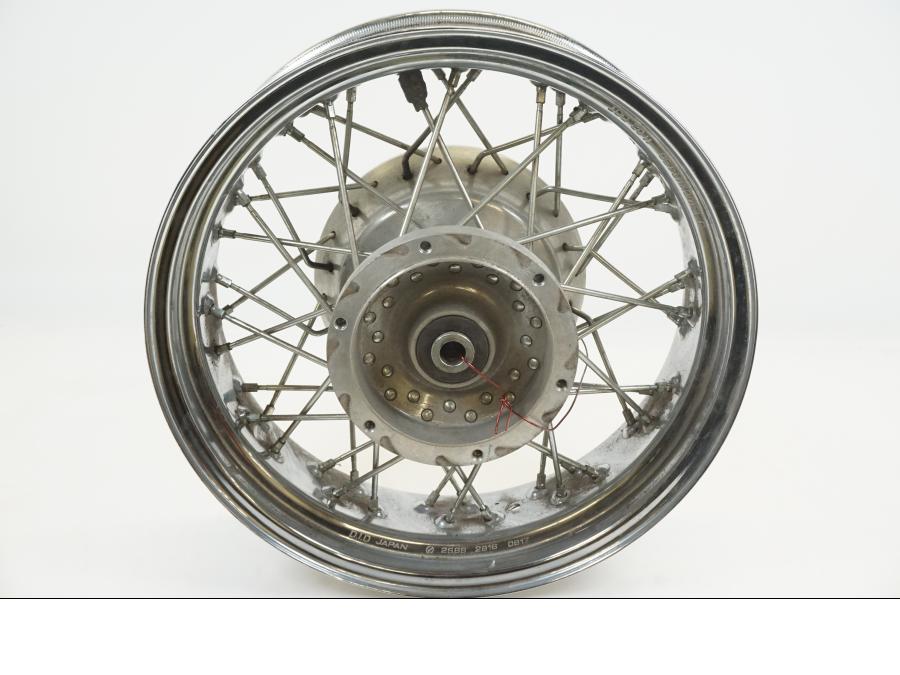 Höger sida på Fälg från en Yamaha XVS 1100 -2003 motorcykel.