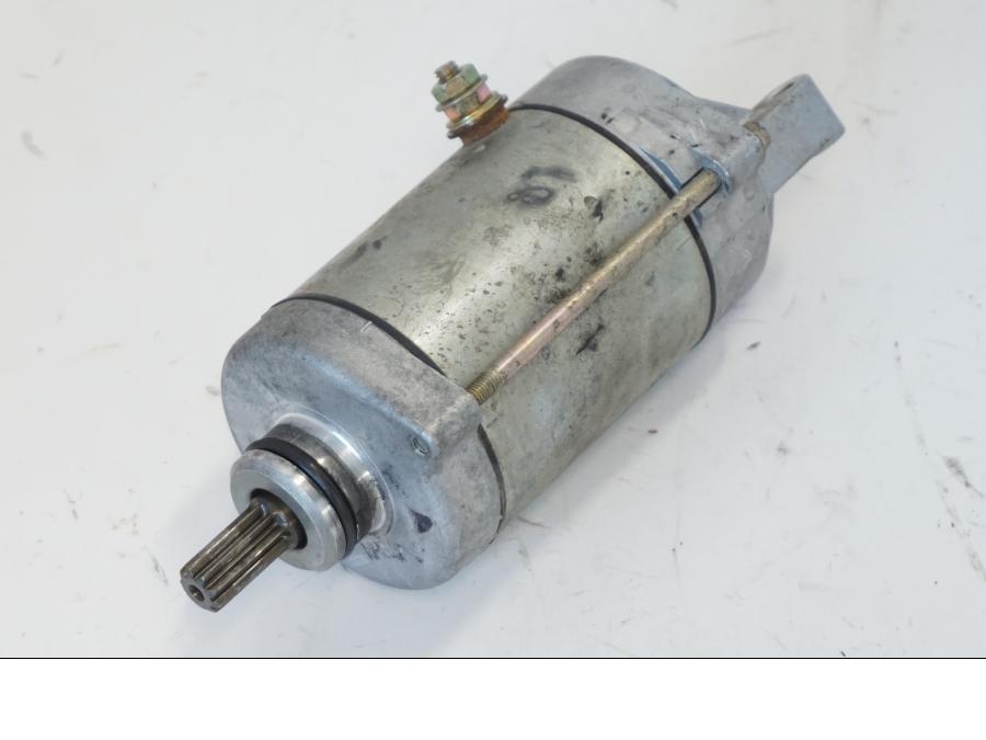 Snett nerifrån på Startmotor från en Honda CBR 900 RR -2001 motorcykel.