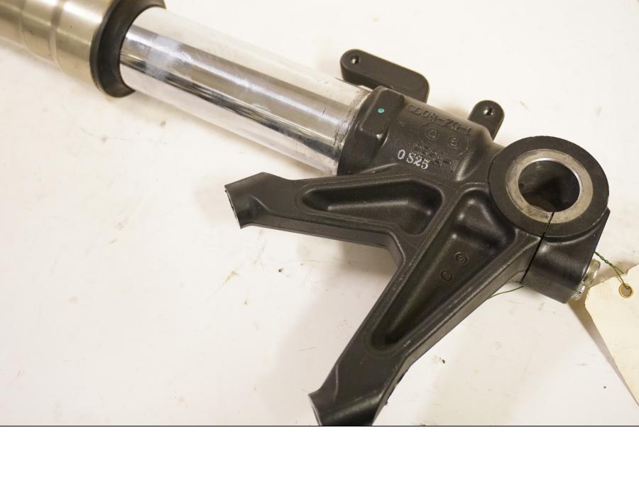 Höger sida på Gaffelben från en Ducati 848 EVO -2011 motorcykel.