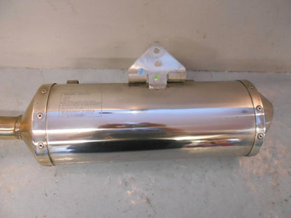 Vänster sida på Ljuddämpare från en Triumph Tiger -2008 motorcykel.