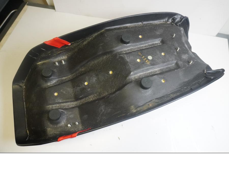 Höger sida på Sadel från en Kawasaki GPZ 1100 -1985 motorcykel.