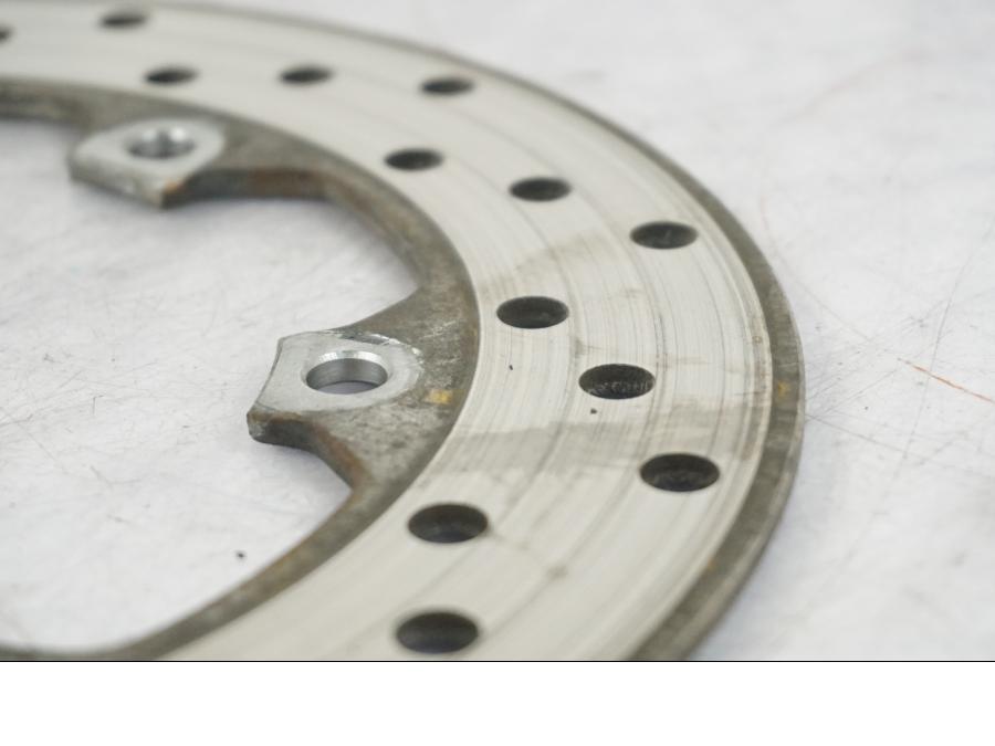 Snett nerifrån på Bromsskiva från en Yamaha MT 125 -2017 motorcykel.