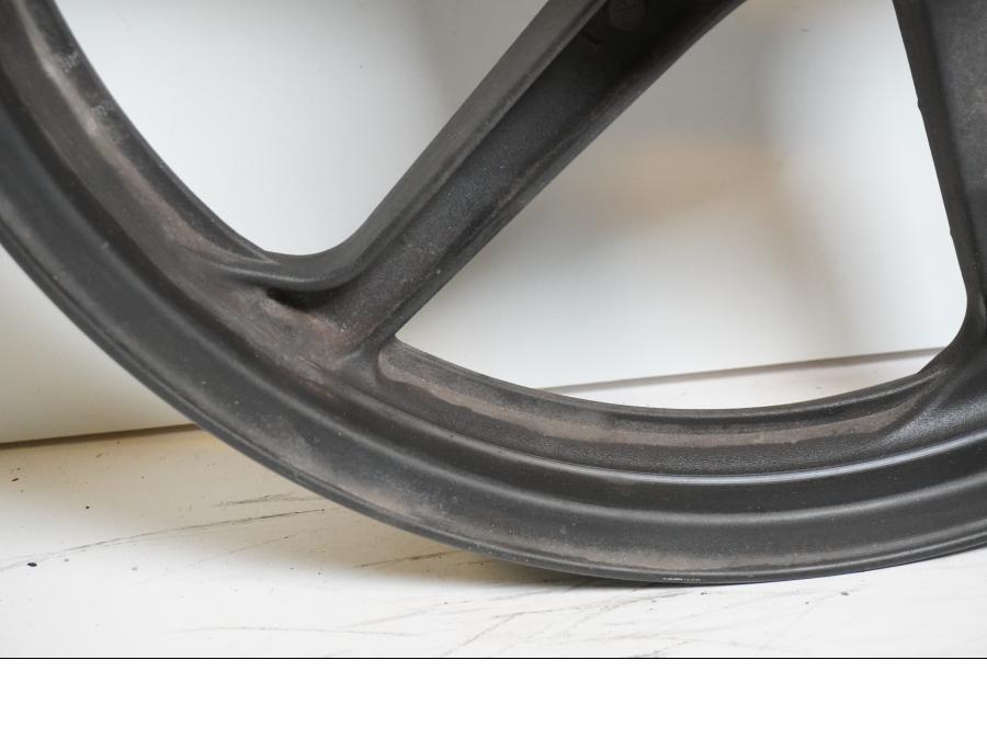 Extrabild3 på Fälg från en Honda CBR 125 R -2004 motorcykel.