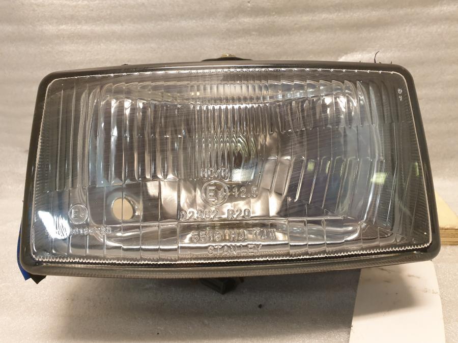 Framsidan på Strålkastare från en Suzuki DR 800 S -1995 motorcykel.