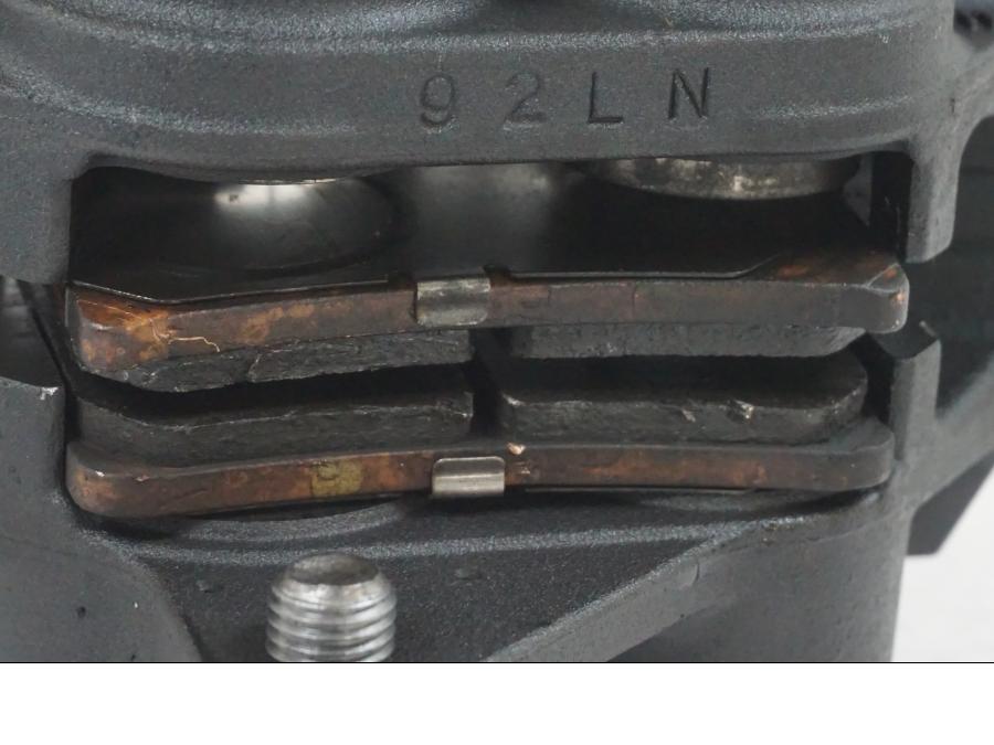 Snett uppifrån på Bromsok från en Yamaha MT-07 -2019 motorcykel.