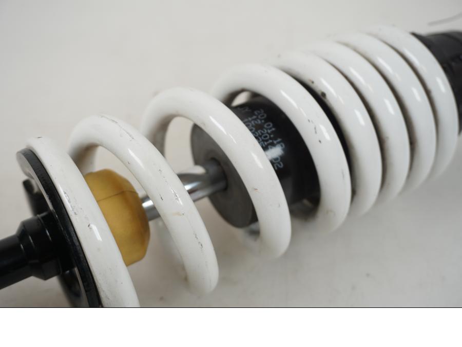 Snett nerifrån på Stötdämpare från en KTM RC 390 -2019 motorcykel.