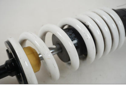 Snett nerifrån på Stötdämpare från en KTM RC 390 -2019 motorcykel.