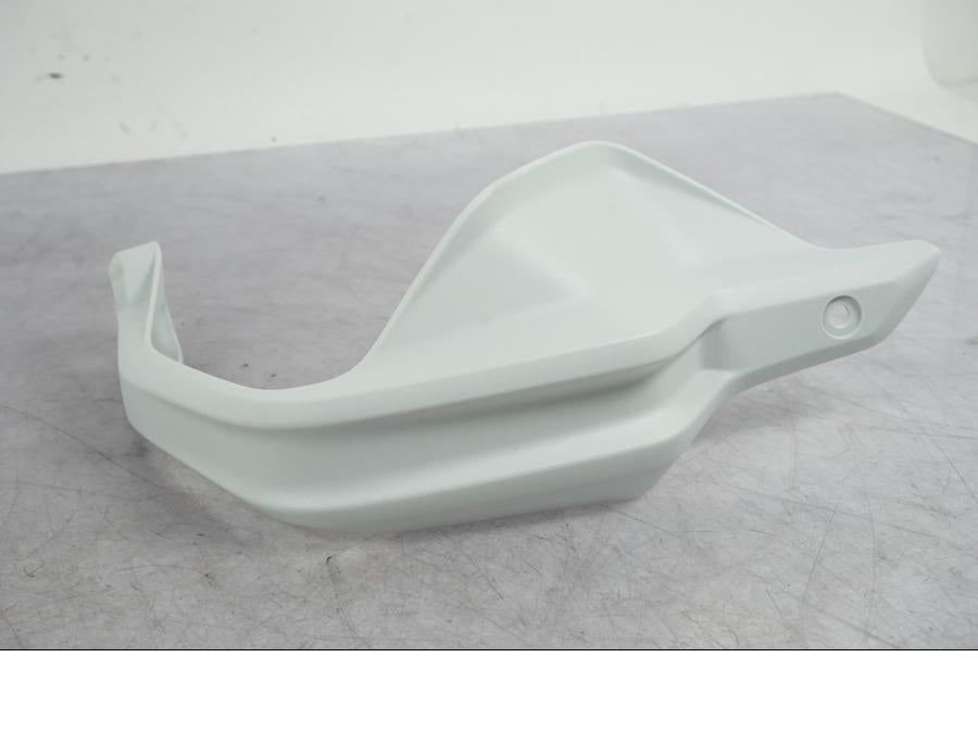 Baksidan på Handskydd från en BMW R 1250 GSA -2022 motorcykel.