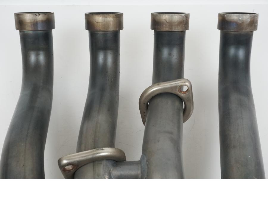 Snett nerifrån på Grenrör från en Suzuki GSX-R 1000 -2007 motorcykel.