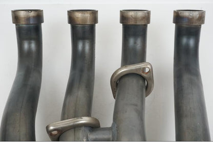 Snett nerifrån på Grenrör från en Suzuki GSX-R 1000 -2007 motorcykel.