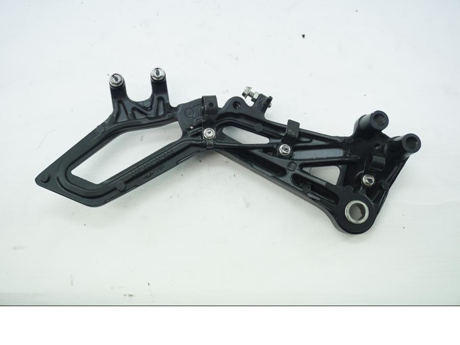 Baksidan på Fotpinnefäste från en KTM RC 390 -2019 motorcykel.