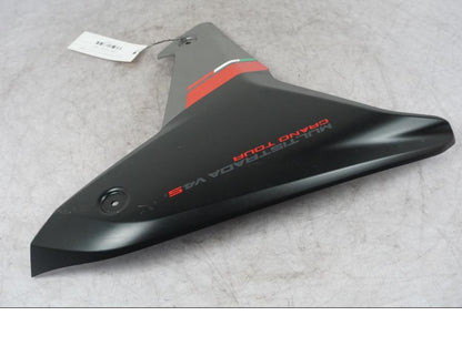 Snett uppifrån på Sidkåpa från en Ducati Multistrada V4 -2024 motorcykel.