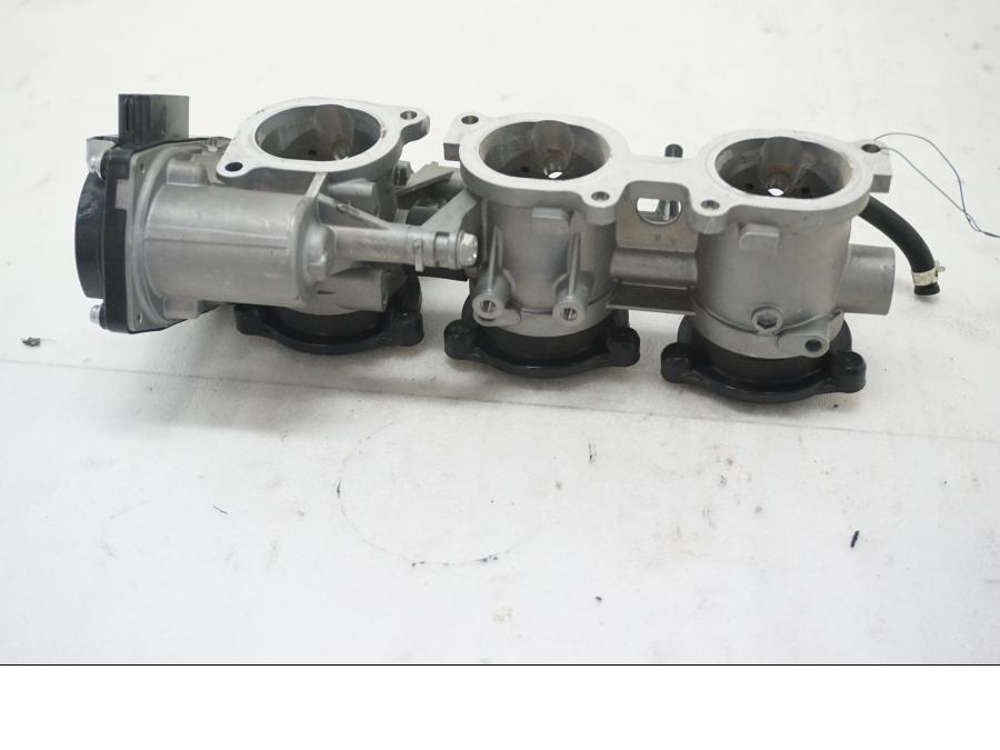 Höger sida på Spjällhus från en MV Agusta Brutale 800 -2014 motorcykel.