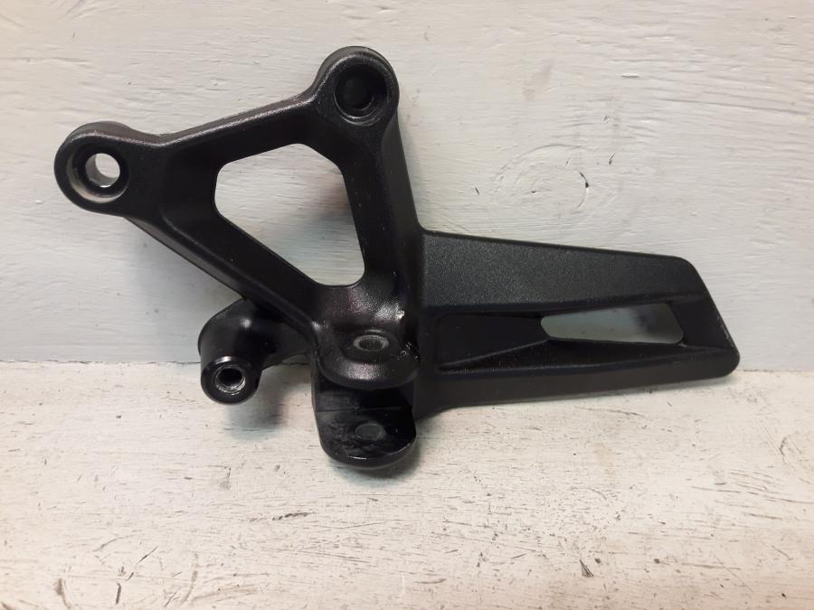 Framsidan på Fotpinnefäste från en KTM 1290 Super Duke -2016 motorcykel.