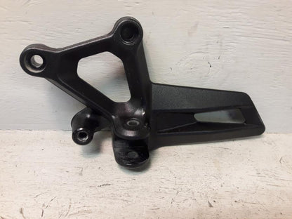 Framsidan på Fotpinnefäste från en KTM 1290 Super Duke -2016 motorcykel.