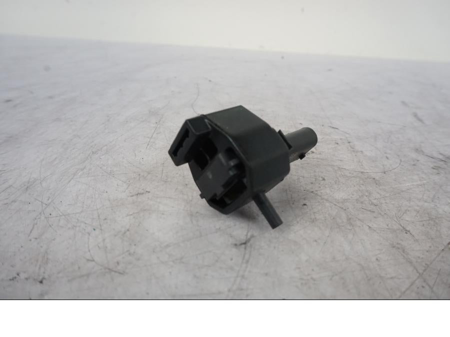 Framsidan på Atmosfär / luftsensor från en KTM 1290 Super Duke R -2023 motorcykel.