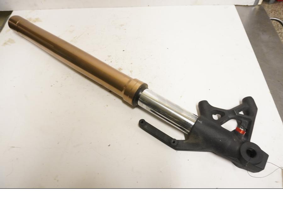 Framsidan på Gaffelben från en Triumph Speed Triple -2011 motorcykel.