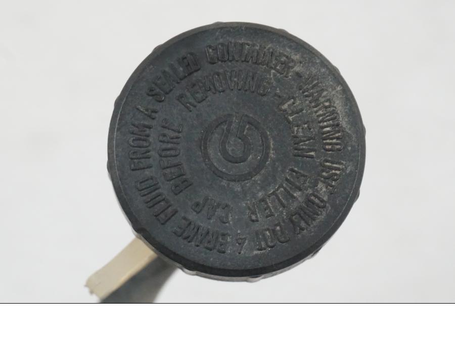 Vänster sida på Bromsvätskebehållare från en BMW F 800 GS -2008 motorcykel.