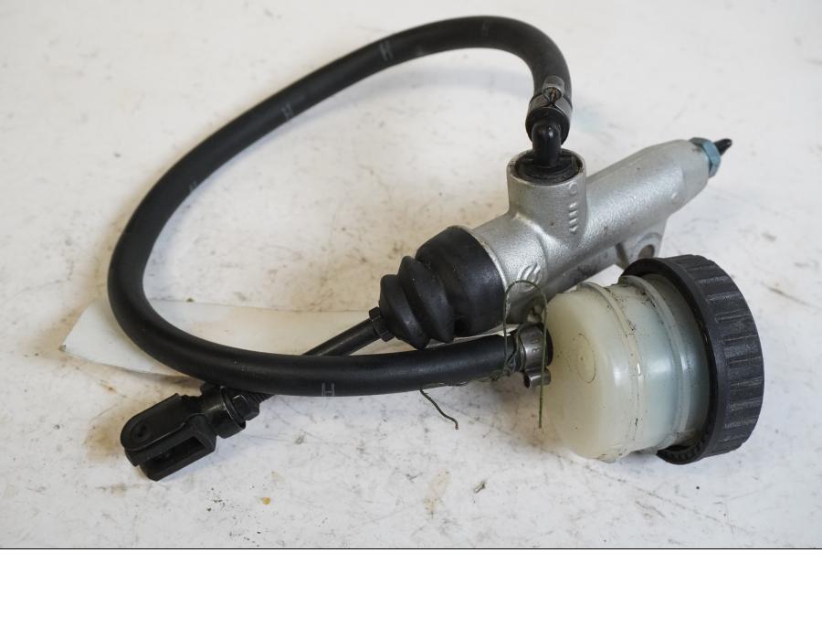 Baksidan på Bromshuvudcylinder från en BMW R 1200 RT -2011 motorcykel.