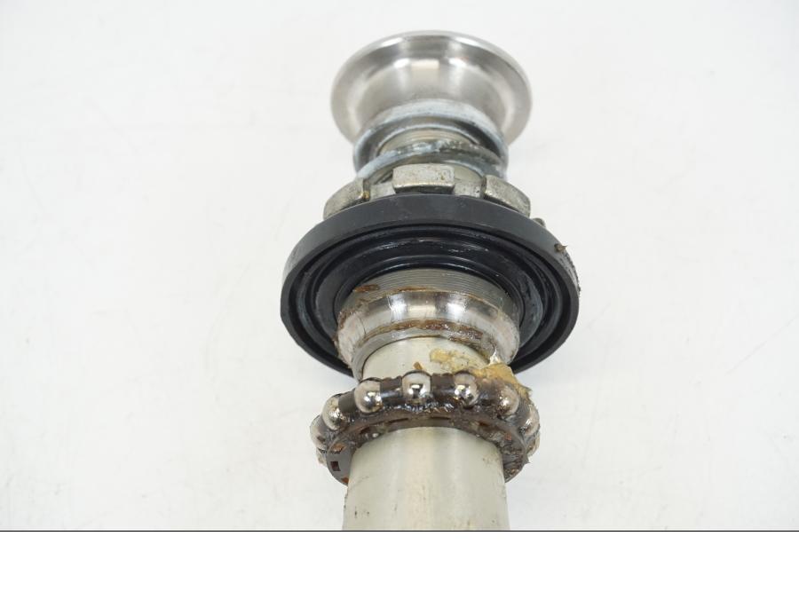 Snett nerifrån på Gaffelkrona från en Kawasaki ZX-12R -2000 motorcykel.