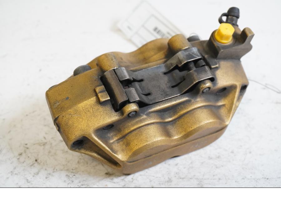 Baksidan på Bromsok från en Honda CBR 900 RR -2000 motorcykel.