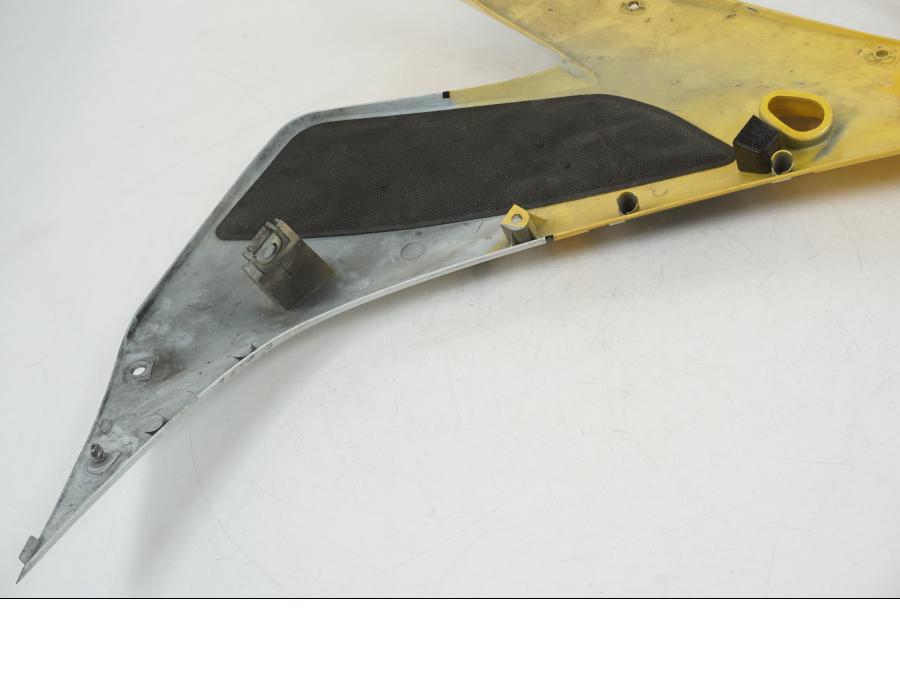 Extrabild1 på Sidkåpa från en Yamaha YZF 1000 R1 -2006 motorcykel.