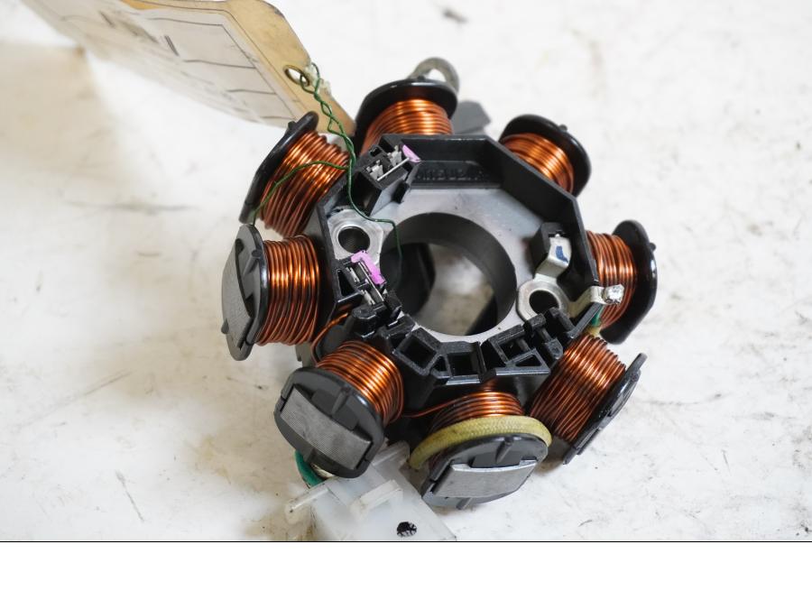 Framsidan på Generator från en Honda ANF 125 -2009 motorcykel.