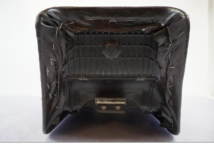 Vänster sida på Sadel från en Suzuki GSX 550 EF -1985 motorcykel.