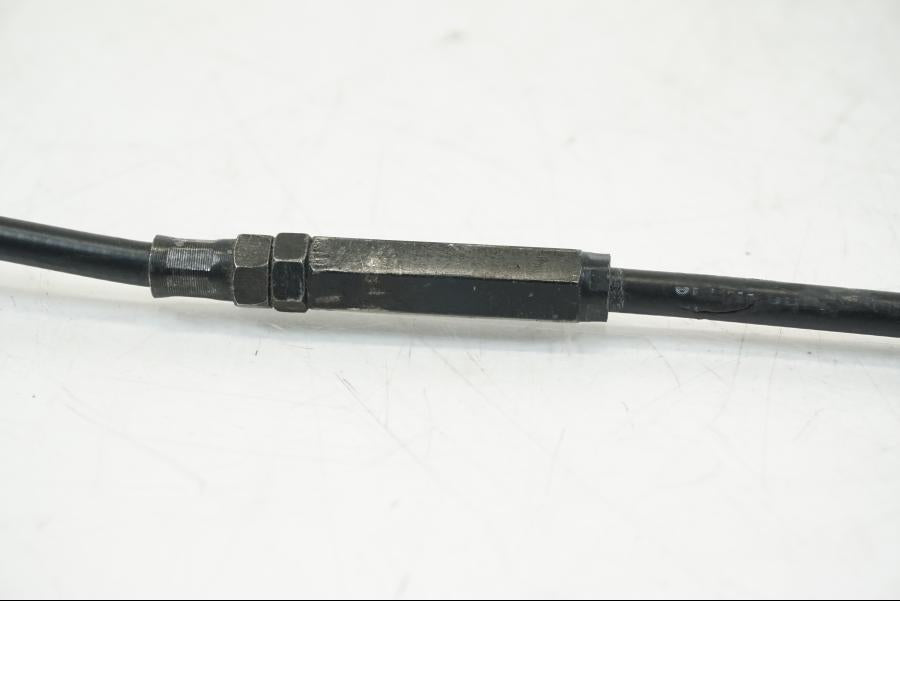 Snett nerifrån på Sadellåsmekanism från en Ducati Hyperstrada -2013 motorcykel.