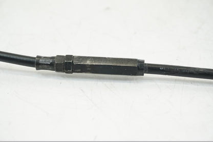 Snett nerifrån på Sadellåsmekanism från en Ducati Hyperstrada -2013 motorcykel.