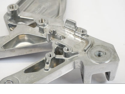 Vänster sida på Fotpinnefäste från en Triumph Trident -2021 motorcykel.