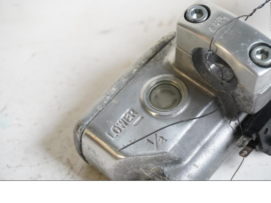 Vänster sida på Bromshuvudcylinder från en Honda VT 1100 C -1997 motorcykel.