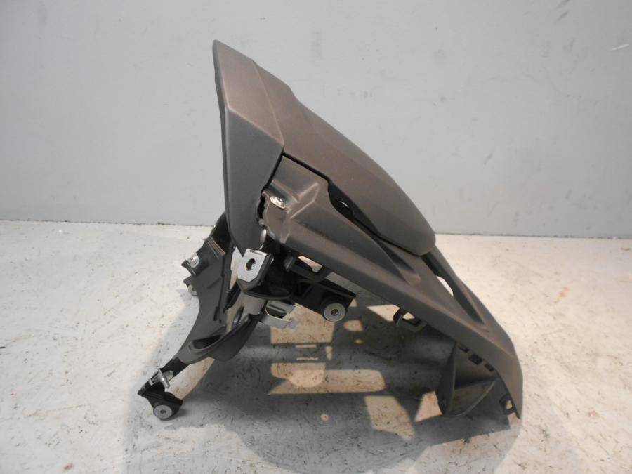 Höger sida på Toppkåpsinsida från en BMW K 1600 -2015 motorcykel.