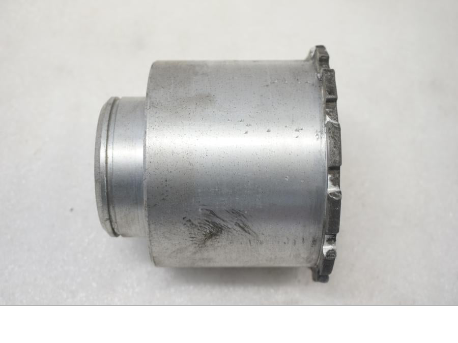 Snett uppifrån på Hjulhub från en Ducati Monster 796 -2013 motorcykel.