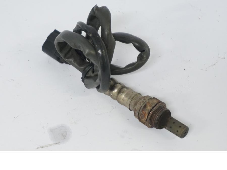 Snett nerifrån på Lambdasond från en Honda CB 500 X -2015 motorcykel.